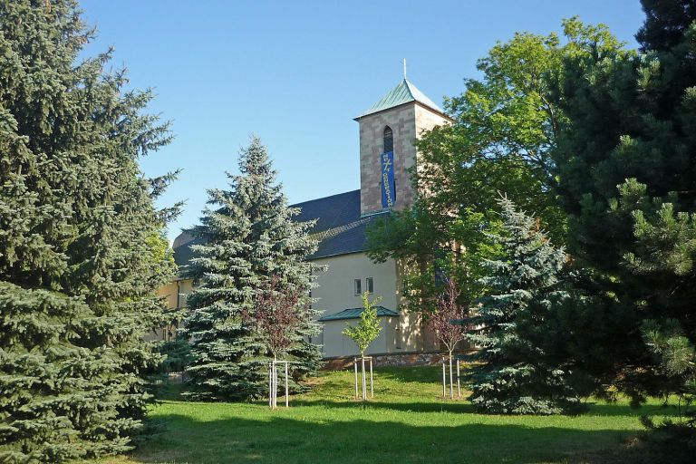 in einer Parklandschaft steht im Hintergrund die Johanniskirche