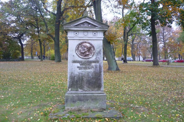 Sandsteinstele mit einem bronzierten Medaillon Weigands