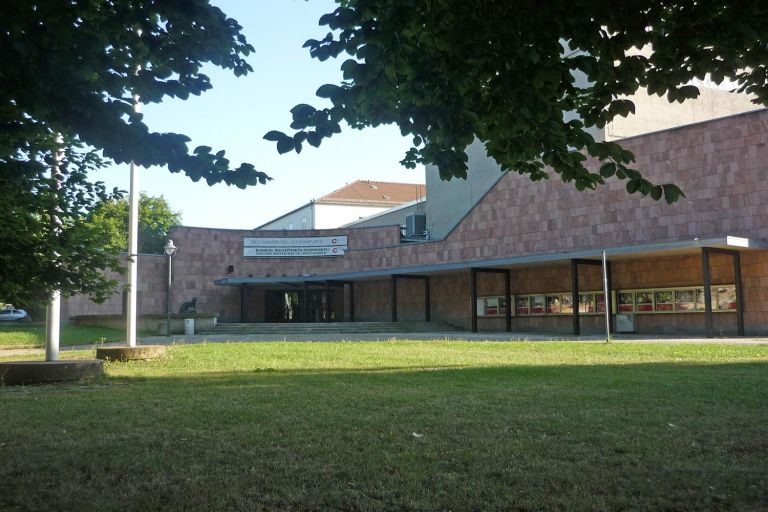 Ansicht des Schauspielhauses mit Wiese im Vordergrund